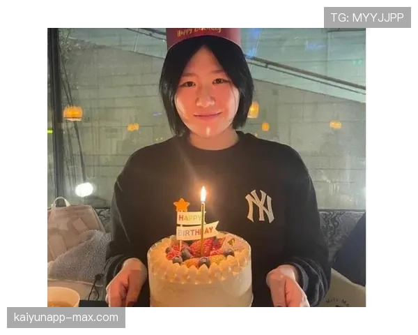 叶诗文训练完偷偷吃蛋糕被拍，这自律人设还稳吗？